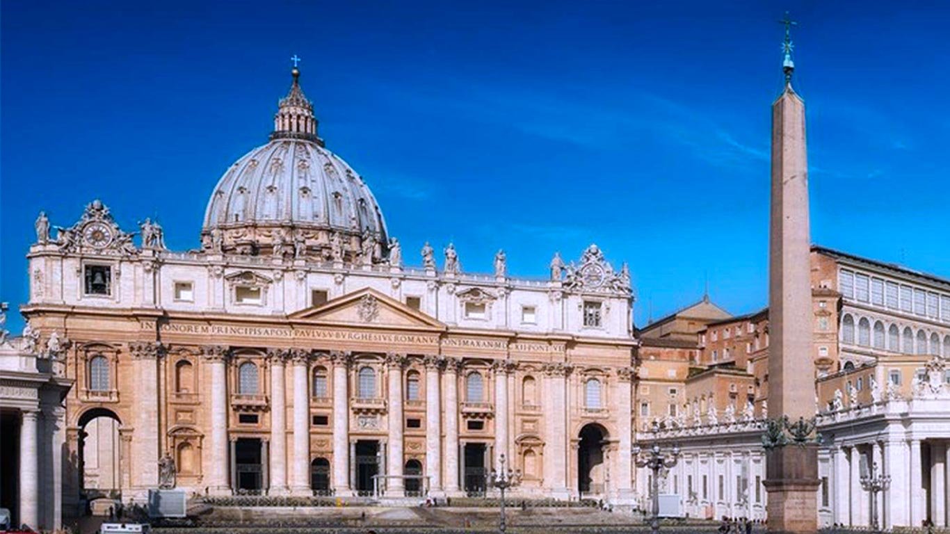 La cupola della Basilica di San Pietro vista dal colonnato